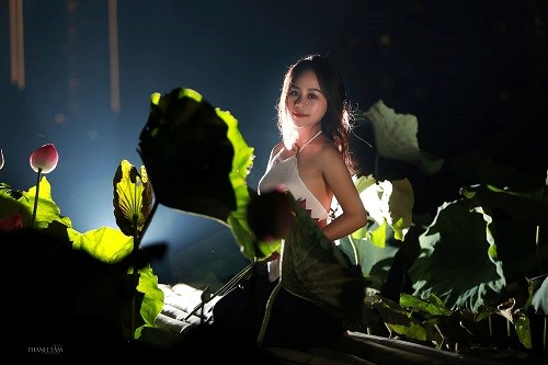 [-]Bộ[-]ảnh[-]thiếu[-]nữ[-]vai[-]trần[-]trong[-]bộ[-]ảnh[-]lạ[-]"Sen[-]đêm"[-]gây[-]sốt[-]dân[-]mạng